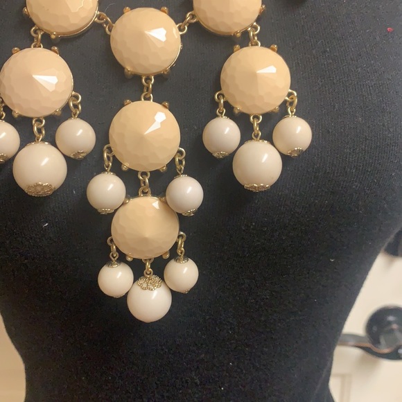 Cream and gold necklace - Picture 6 of 10